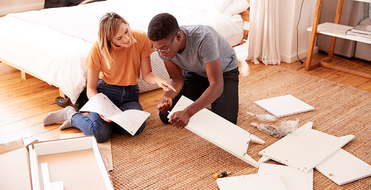 Image métaphore : couple regardant le mode d'emploi d'un meuble à monter sois-même