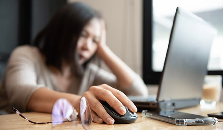 Femme stressée par le travail